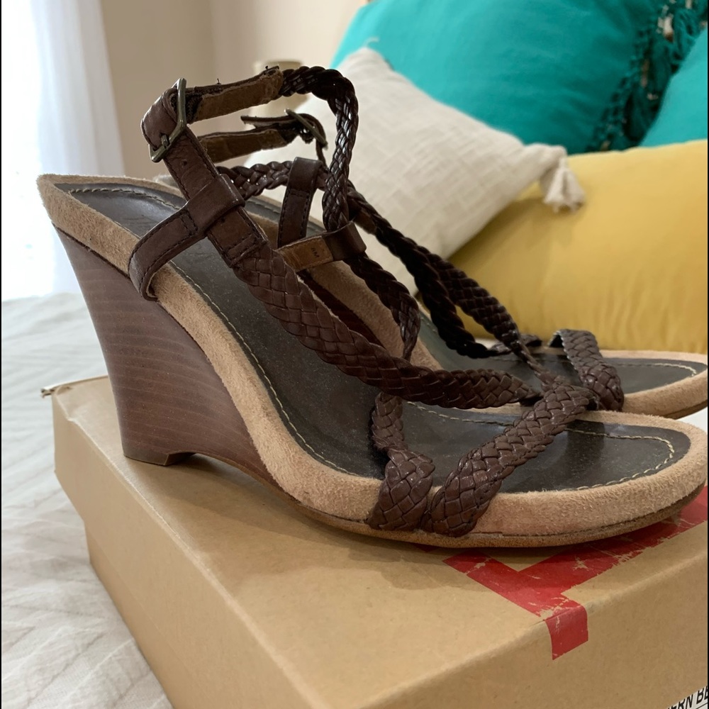 Tribeca by Kenneth Cole wedge sandal size 8 brown